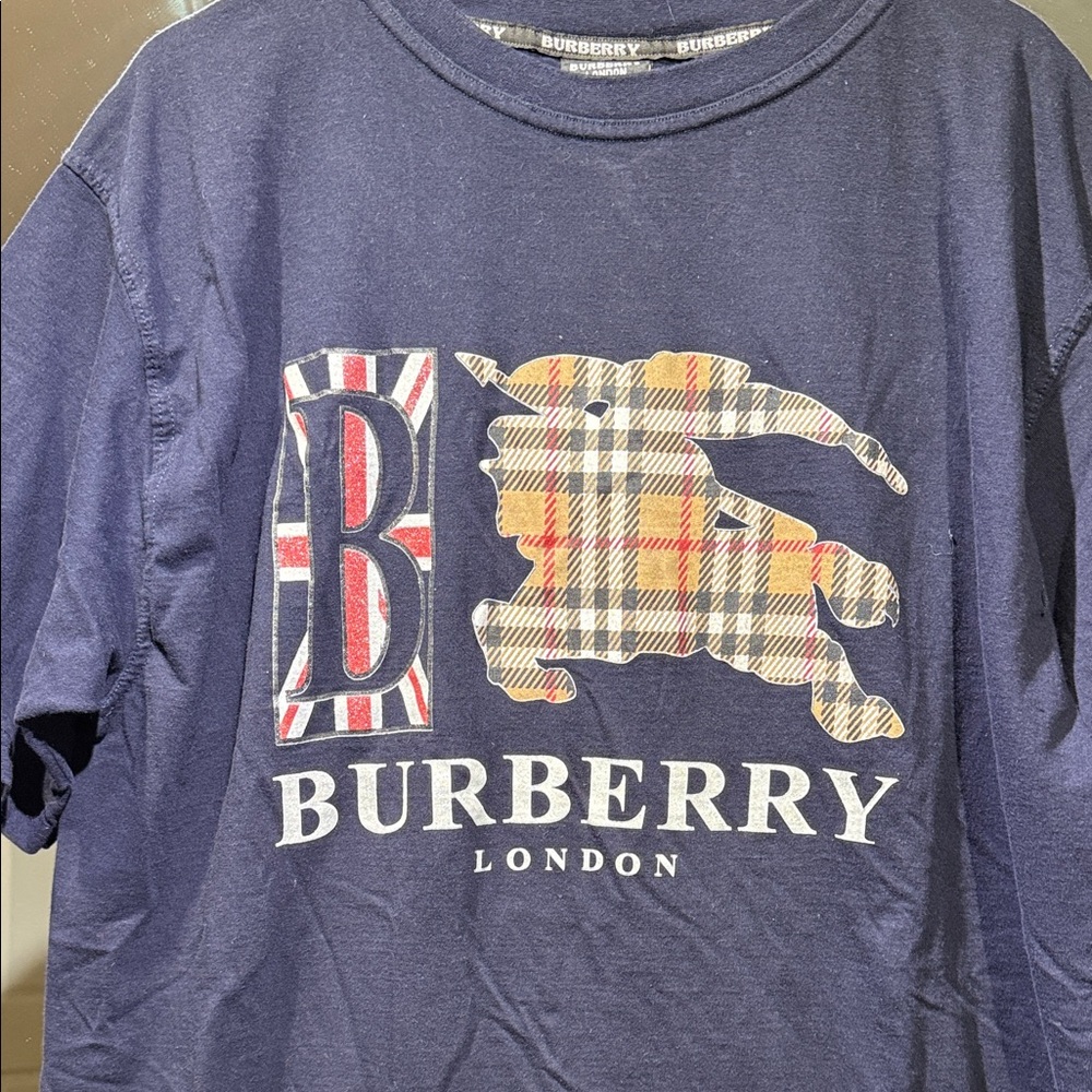 Vintage Burberry London Men's Dark Blue Graphic Tee - Picture 2 of 5